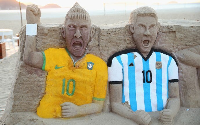  Lộ tượng trên cát của Messi và Neymar ở Brazil