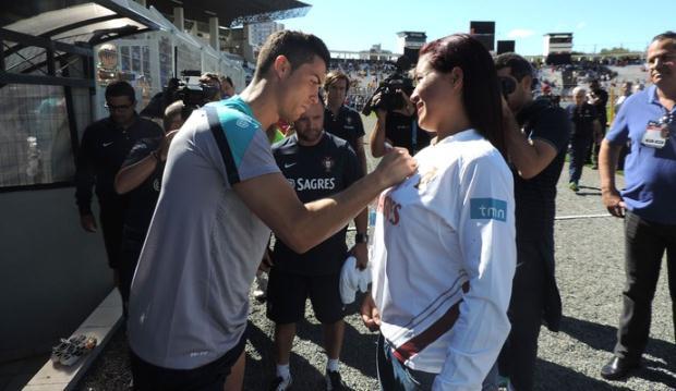 Ronaldo đỏ mặt vì fan nữ đòi ký lên... ngực