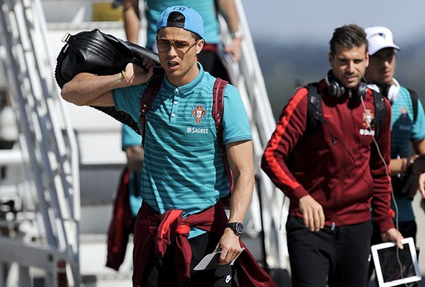 Ronaldo được bảo vệ bởi xe bọc thép, máy bay và 50 vệ sỹ