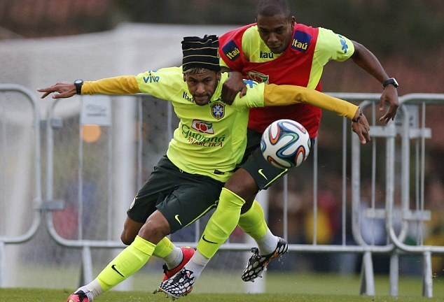 Neymar trình diễn kỹ thuật gắp bóng siêu đẳng trên sân tập