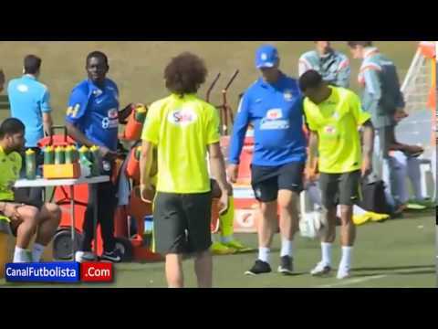 Dani Alves bị HLV Scolari chơi khăm khó đỡ