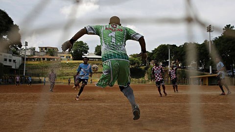 Thủ môn cụt chân người Brazil gây sốt trên mạng