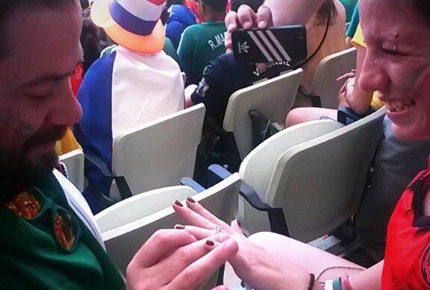 Fan Mexico cầu hôn bạn gái trên khán đài ở trận thua Hà Lan