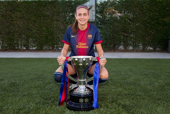 Nữ cầu thủ xinh đẹp của Barca tâng bóng siêu hơn Messi