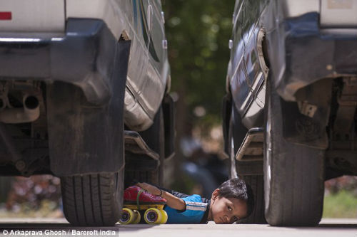 Choáng: Thần đồng 6 tuổi trượt patin qua gầm 39 xe hơi