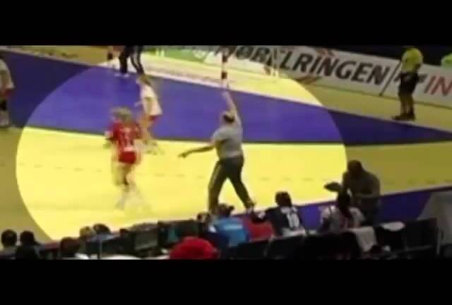 Phản cảm nam HLV sàm sỡ nữ cầu thủ ngay trên sân