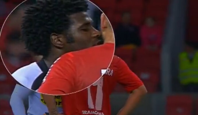 Cầu thủ nam bất ngờ hôn, trêu tức đối phương