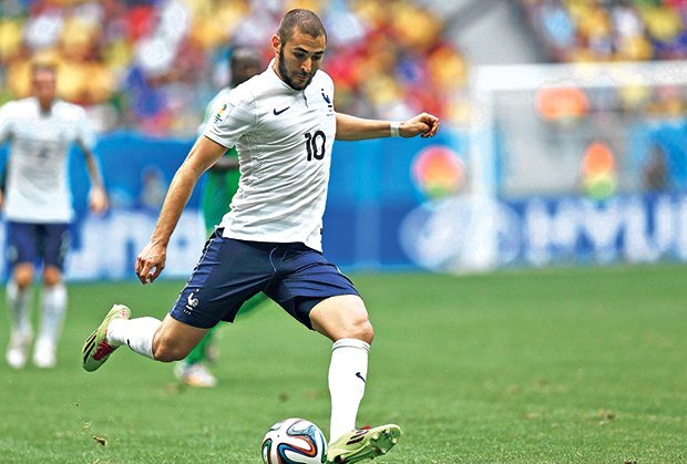 Benzema đọc kinh trước trận Pháp đấu với Đức để cầu may