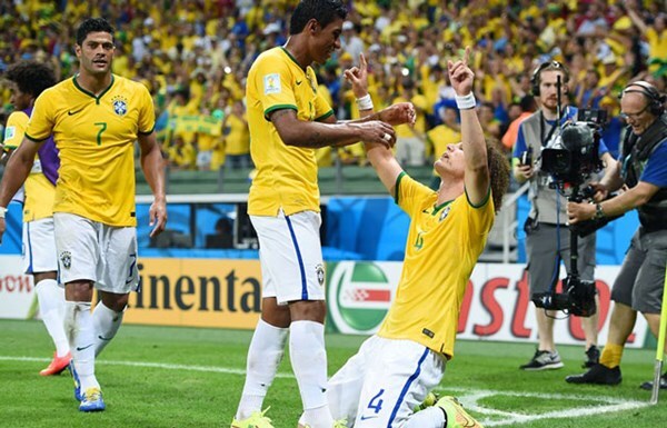 Clip: Luiz lập siêu phẩm ngoạn mục, Brazil thắng dễ Colombia