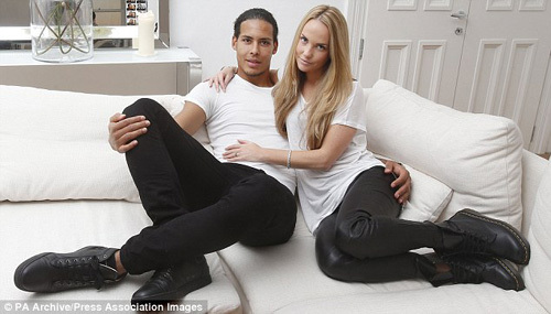 Sao Hà Lan từ chối M.U: Bỏ bạn gái xinh, lấy diễn viên cấp 3