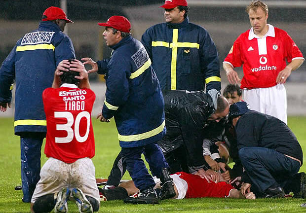 Tiền đạo Benfica bất ngờ tử vong sau khi nhận thẻ vàng