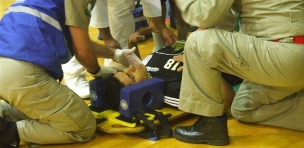 Cầu thủ chết thảm ngay trên sân vì bị mảnh gỗ đâm vào người