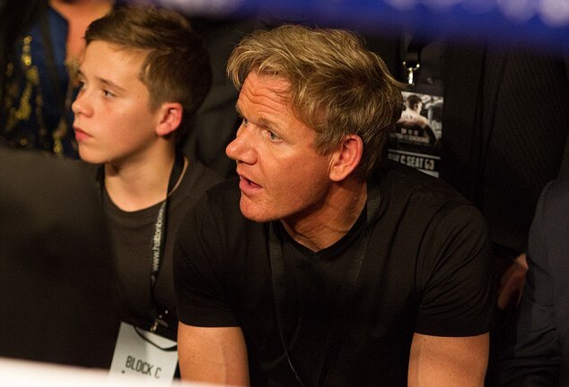 Không tin bố, con trai Beckham bái đầu bếp làm thầy dạy tán gái