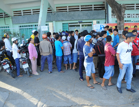 Tên tuổi của Công Phượng khiến sân Long An phải bán vé qua công văn