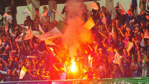 HAGL của Công Phượng nhận án phạt vì để CĐV đốt pháo sáng