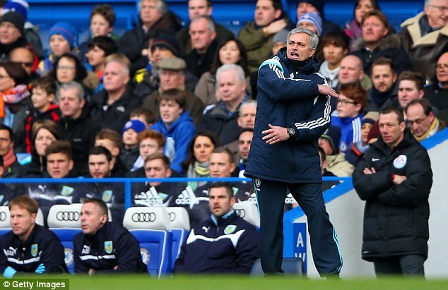 Chelsea bị mất điểm oan uổng, HLV Mourinho bênh vực Matic