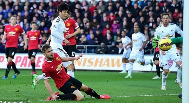 M.U thua ngược, HLV Van Gaal chê học trò quên cách ghi bàn