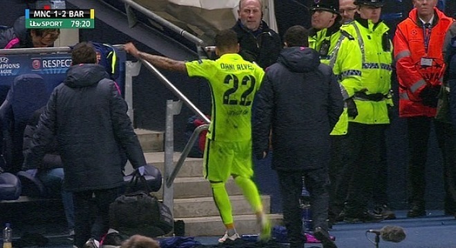 Sao Barca nổi cáu với HLV Enrique vì bị thay ra