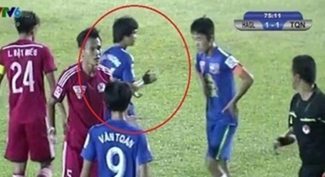 Công Phượng có đáng bị chỉ trích khi vỗ tay giễu đối thủ?