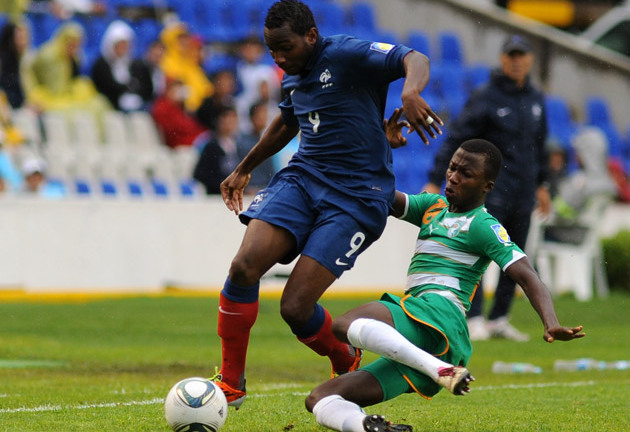 Tức giận, cầu thủ sút bóng gãy đôi cột cờ phạt góc