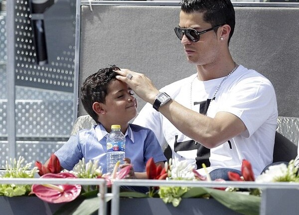 Chiều quý tử, Ronaldo vung tiền khủng tậu siêu biệt thự