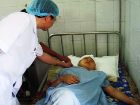 Sinh được 9 ngày, con dâu bị bố chồng chém trọng thương