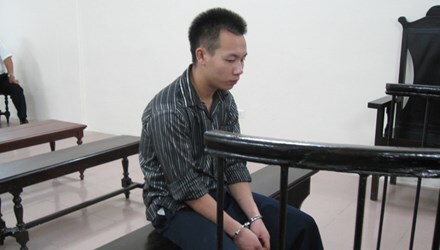 Vết xước trên mặt tố “yêu râu xanh” hiếp dâm bé gái 13 tuổi