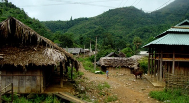 Chém vợ gần đứt lìa hai cánh tay vì không được đi xe máy