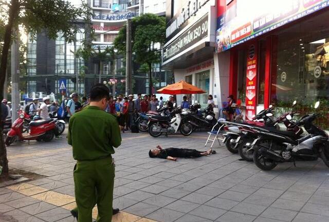 Mẹ của thanh niên bị đâm chết trên phố HN tưởng con bị thương nhẹ