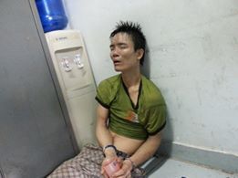 Nam thanh niên rút súng dọa CSGT rồi lao xuống ao lẩn trốn