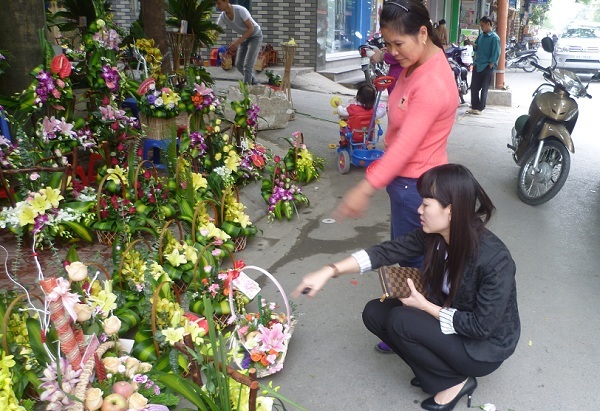 Phụ huynh “đau đầu” chọn quà tặng thầy cô ngày 20/11