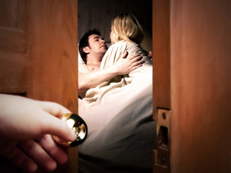 Những người đàn ông lạ trong buồng ngủ của mẹ