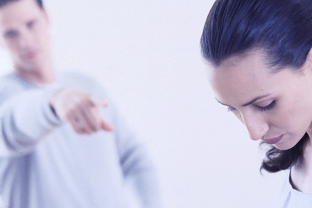 Ghen tuông vô cớ, chồng cấm vợ mặc váy ra đường