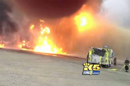 Hi hữu lính cứu hỏa bơm nhầm dầu vào đám cháy 