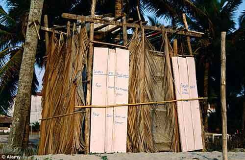 Bi hài vợ chồng suýt ly hôn vì... nhà vệ sinh ngoài trời