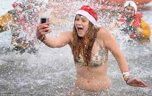 Trời giá lạnh, hàng trăm người vẫn dũng cảm bơi lội để làm từ thiện