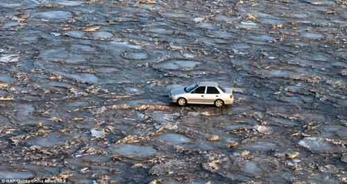 Tiếc tiền, lái xe liều chạy qua một dòng sông đóng băng