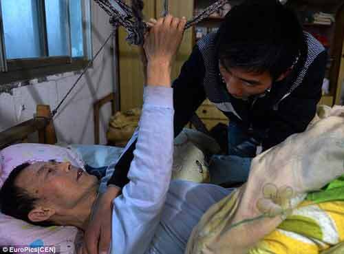 Chàng sinh viên nghị lực vừa học vừa chăm bố bại liệt, mẹ tâm thần