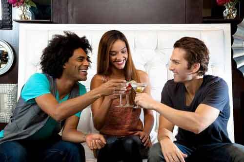 Tôi có nên lo lắng khi bạn gái vẫn qua lại với người tình cũ?