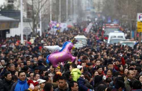 Người dân Trung Quốc chen chúc lên chùa cầu tài lộc đầu năm