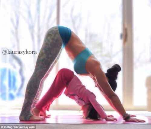 Bộ ảnh mẹ và bé cùng tập yoga cực đáng yêu