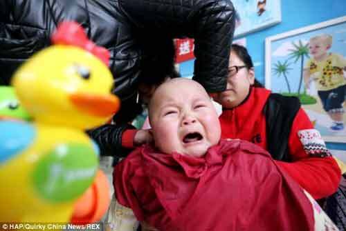 Cảm xúc đáng yêu của các bé khi được cắt tóc cầu may