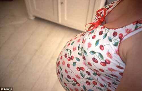 27 tuổi làm ông ngoại vì con gái 13 tuổi mang thai