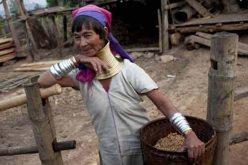 Kỳ lạ những phụ nữ đeo nhiều vòng cổ giống hươu cao cổ 