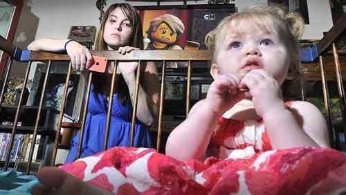 Bé gái 1 tuổi đánh thức mẹ dậy bắt kẻ trộm