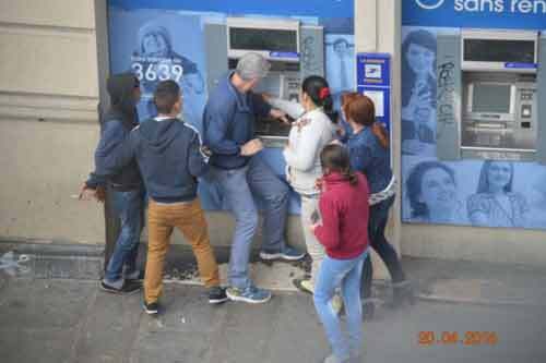 Paris: Nhóm côn đồ trắng trợn cướp tiền du khách giữa ban ngày