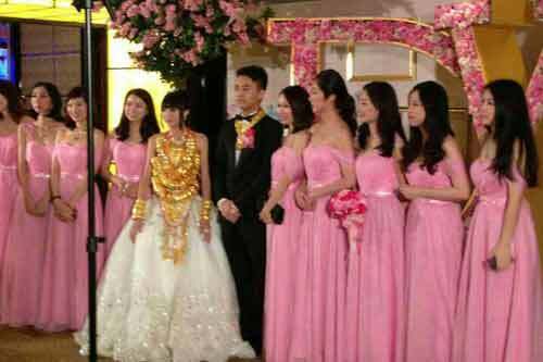 Cô dâu đeo hàng trăm chiếc vòng vàng trong tiệc cưới