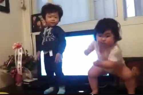 Video hai em bé Hàn Quốc nhảy cực đáng yêu