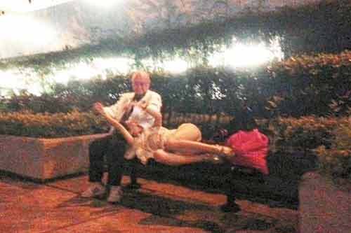 Đại gia 78 tuổi thản nhiên âu yếm bồ trẻ trong công viên