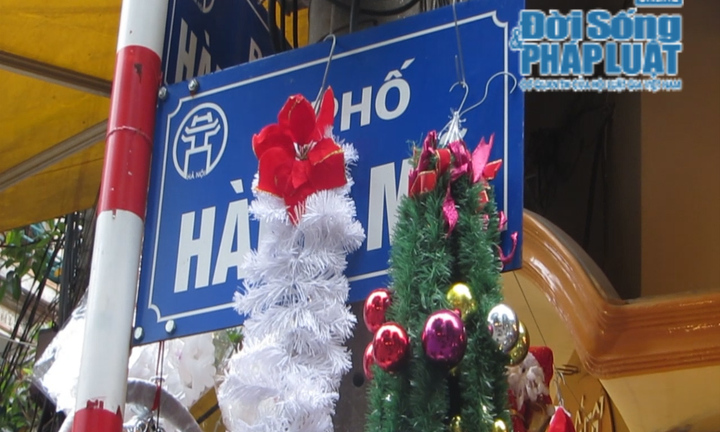 Phố Hàng Mã: Biển phố, cây xanh bị “hành xác” trong mùa Noel
